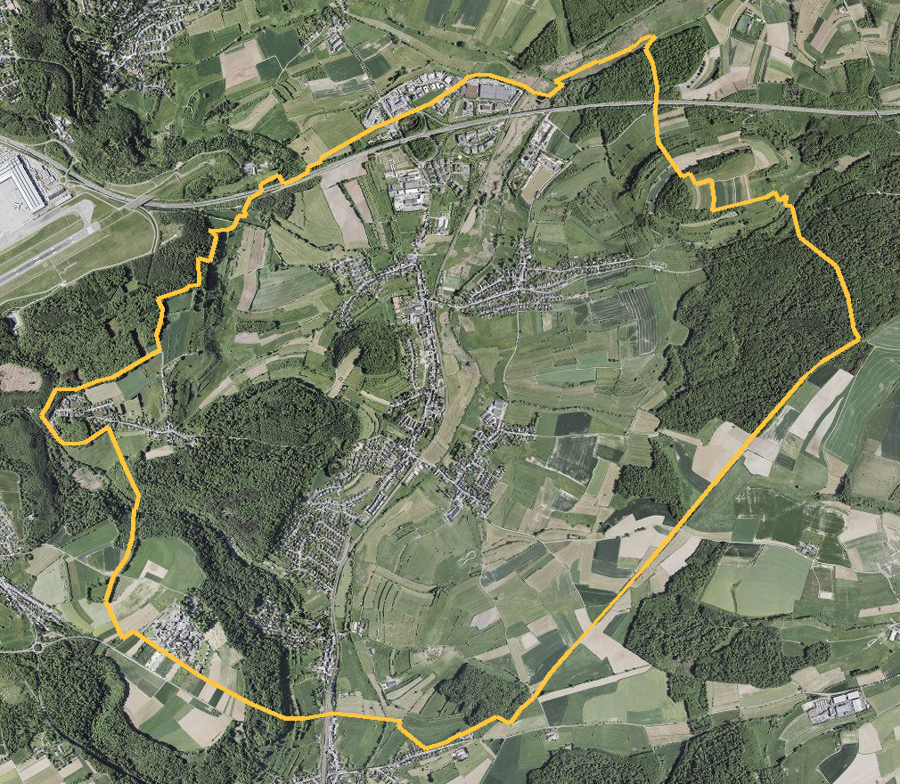 Orthophotographie officielle de la commune de Schuttrange (geoportail
national du Luxembourg), limites communales soulignees en ambre