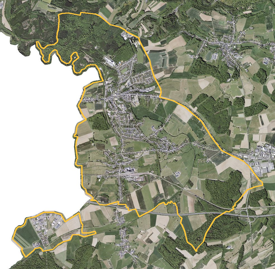 Orthophotographie officielle de la commune de Steinfort (geoportail
national du Luxembourg), limites communales soulignees en ambre