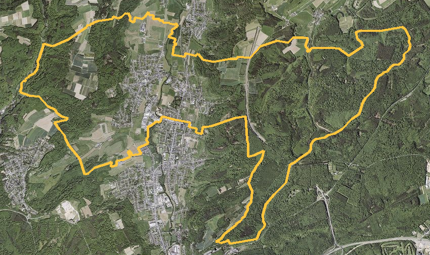 Orthophotographie officielle de la commune de Steinsel (geoportail
national du Luxembourg), limites communales soulignees en ambre