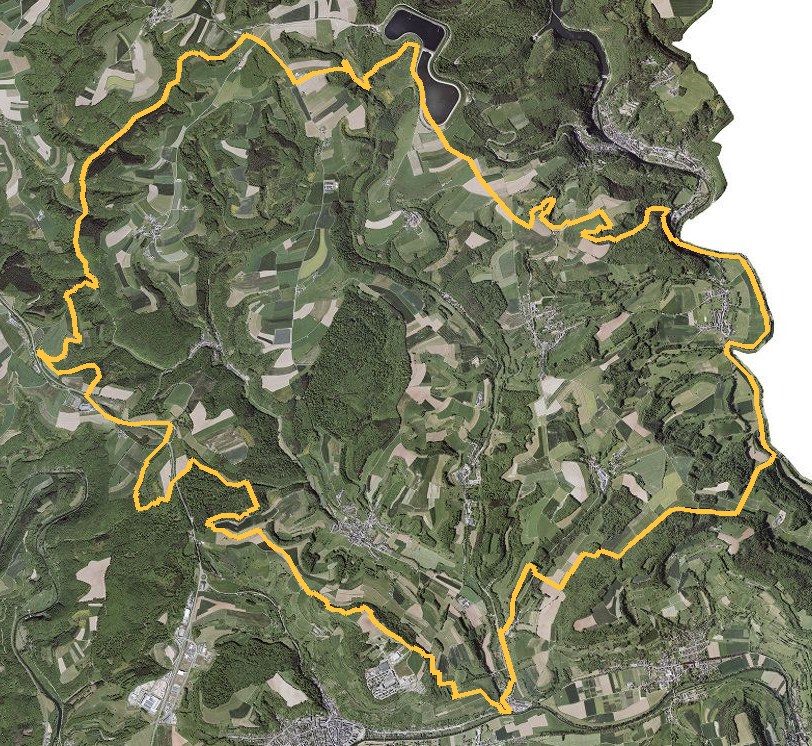 Orthophotographie officielle de la commune de Tandel (geoportail
national du Luxembourg), limites communales soulignees en ambre