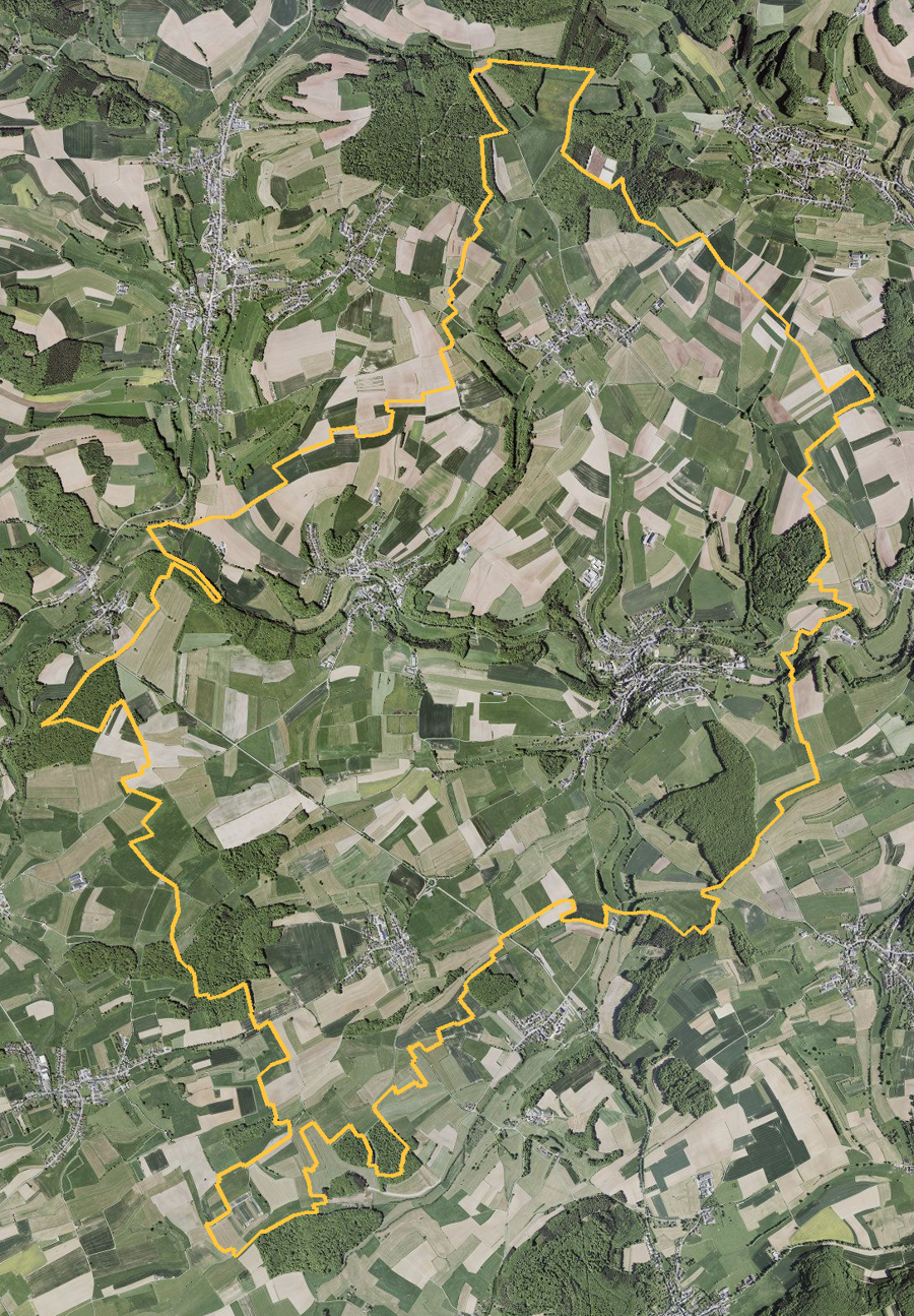 Orthophotographie officielle de la commune de Useldange (geoportail
national du Luxembourg), limites communales soulignees en ambre