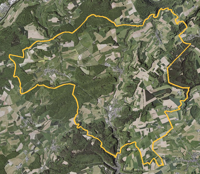 Orthophotographie officielle de la commune de Vallée de l'Ernz (geoportail
national du Luxembourg), limites communales soulignees en ambre