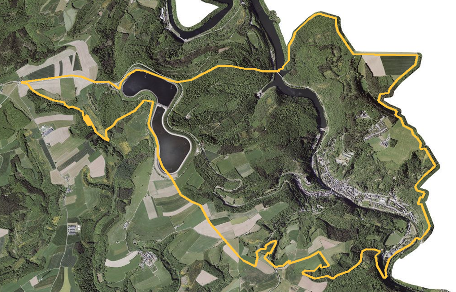 Orthophotographie officielle de la commune de Vianden (geoportail
national du Luxembourg), limites communales soulignees en ambre