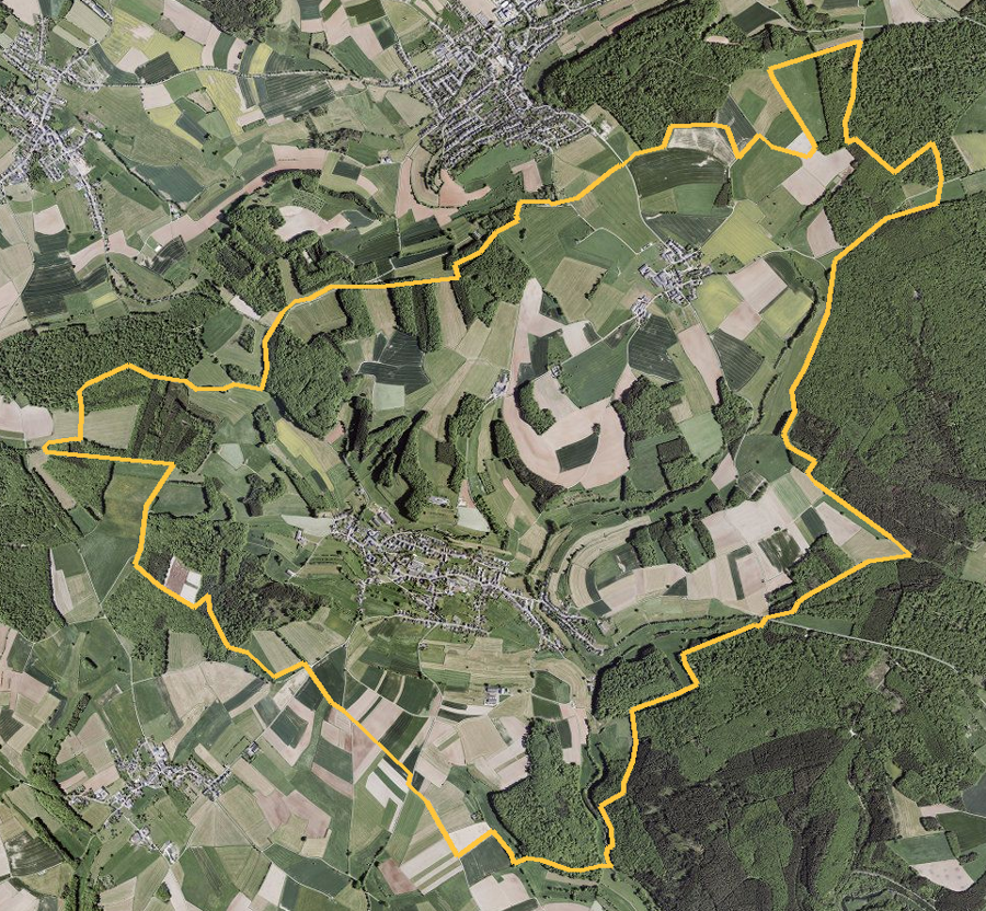 Orthophotographie officielle de la commune de Vichten (geoportail
national du Luxembourg), limites communales soulignees en ambre