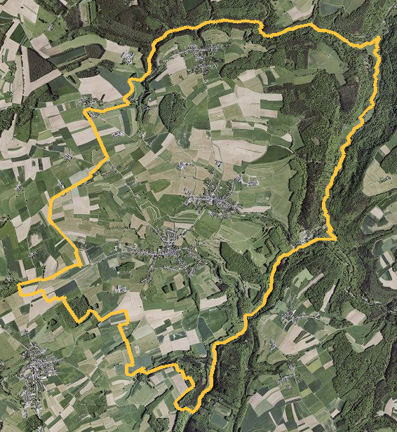 Orthophotographie officielle de la commune de Waldbillig (geoportail
national du Luxembourg), limites communales soulignees en ambre