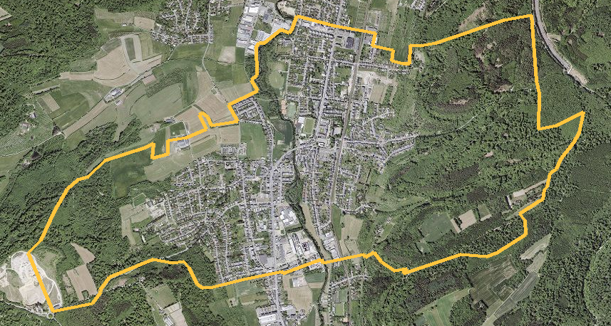 Orthophotographie officielle de la commune de Walferdange (geoportail
national du Luxembourg), limites communales soulignees en ambre