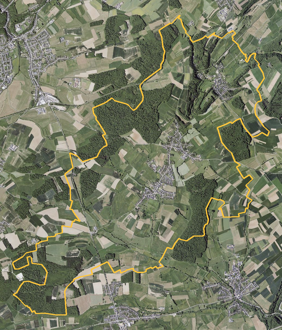 Orthophotographie officielle de la commune de Weiler-la-Tour (geoportail
national du Luxembourg), limites communales soulignees en ambre