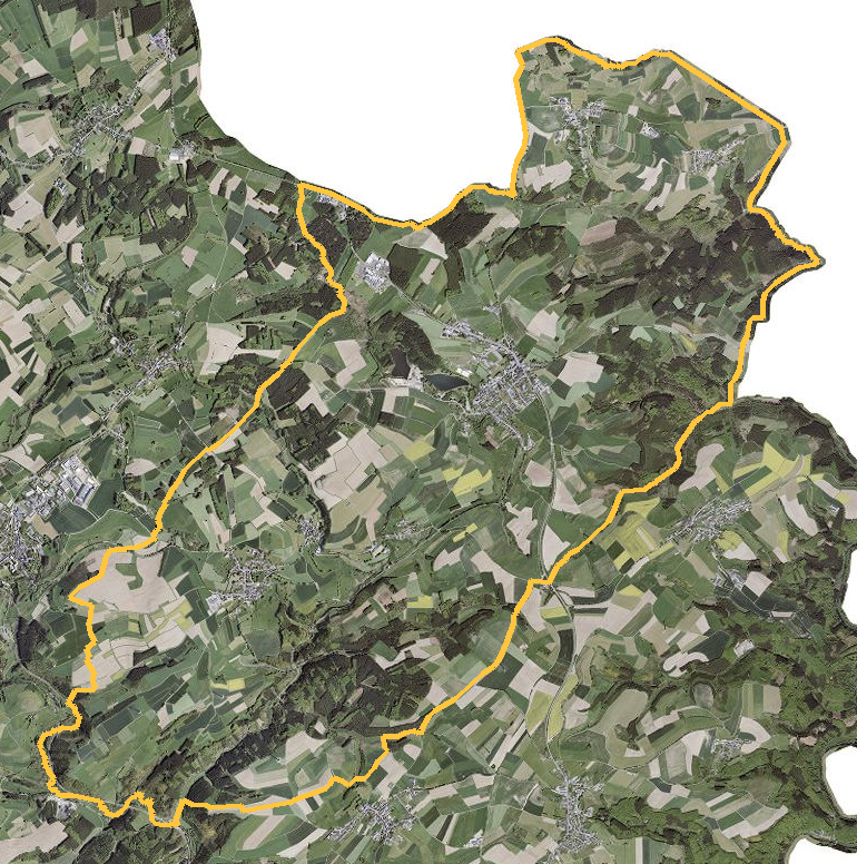 Orthophotographie officielle de la commune de Weiswampach (geoportail
national du Luxembourg), limites communales soulignees en ambre