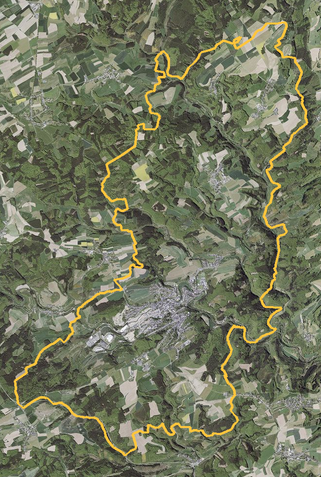 Orthophotographie officielle de la commune de Wiltz (geoportail
national du Luxembourg), limites communales soulignees en ambre